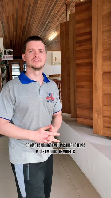 Showroom da Fröhlich com painéis e portas de madeira